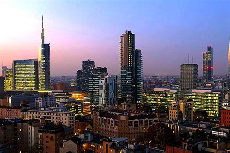 Skyline di Milano con elementi che richiamano la cultura asiatica