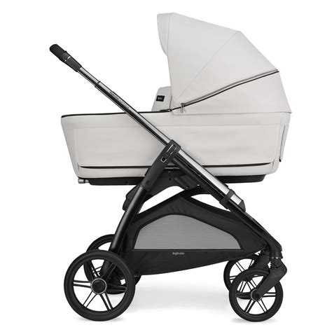 Una panoramica del design elegante e moderno del sistema modulare Aptica System Quattro in un ambiente urbano contemporaneo.