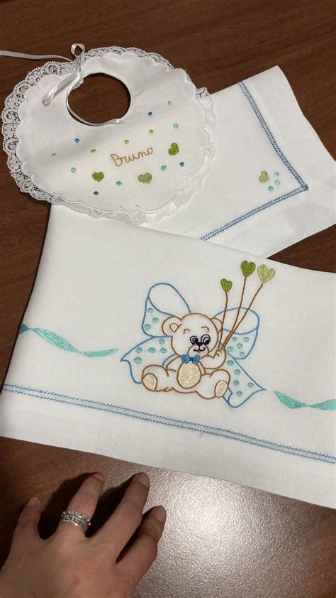 dettaglio di ricamo su lenzuola per neonato