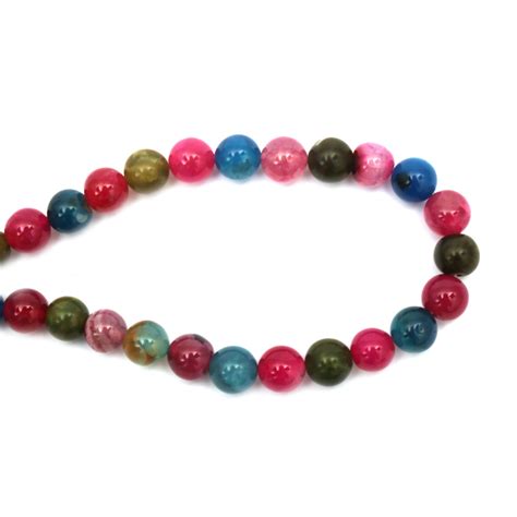 un assortimento di perline colorate, filo e clip per catenella