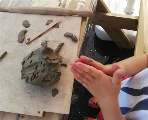Bambini che giocano con l'argilla e vari strumenti