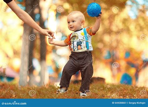 bambino che gioca con auto radiocomandata in un parco