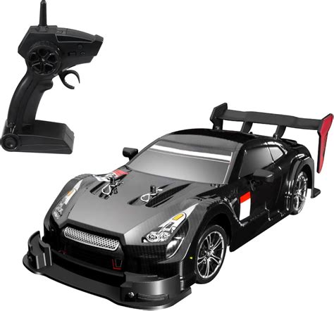 auto telecomandata sportiva in azione su pista