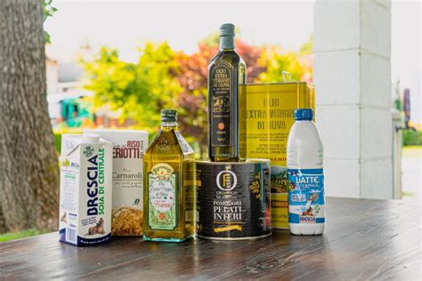 Varietà di prodotti alimentari consegnati a domicilio