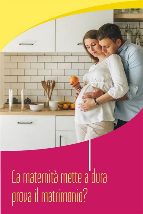 Genitori che imparano a prendersi cura di un neonato