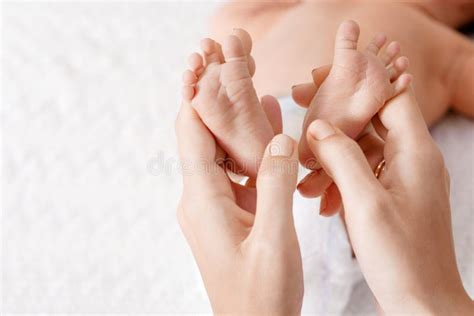 Genitore che massaggia neonato