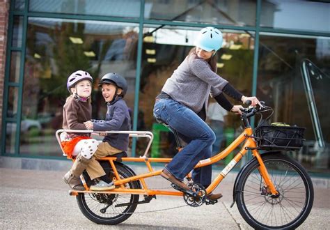 illustrazione di una cargo bike che trasporta bambini in sicurezza