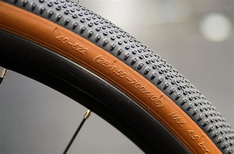 dettaglio di una cargo bike equipaggiata con copertoni invernali sotto la pioggia
