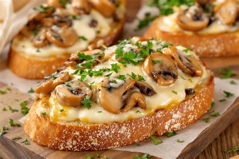 bruschette croccanti condite con funghi trifolati e formaggio fuso