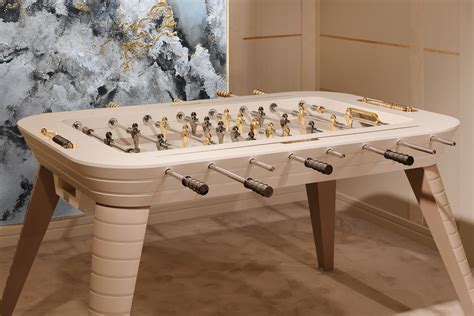 Un tavolo da calcio balilla moderno in una sala giochi ben illuminata