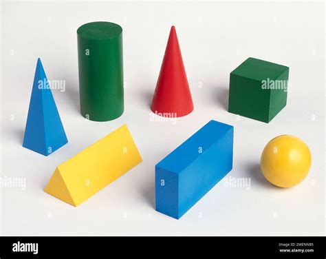 Un set di oggetti a tema calcio, tra cui palloni, figurine e sciarpe