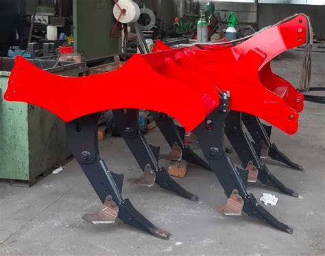 Illustrazione di un dio che dona attrezzi agricoli all'uomo