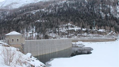 Veduta del Lago di Ceresole con la diga