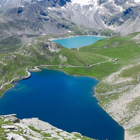 Famiglia con zaino porta-bambino sul sentiero del Lago di Ceresole