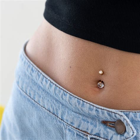 Donna incinta con piercing all'ombelico