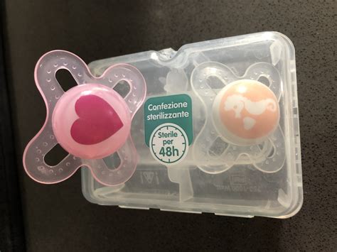 diagramma comparativo tra succhietto in silicone e in caucciù, evidenziando le differenze di porosità e resistenza