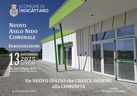 Veduta architettonica esterna di una moderna struttura educativa immersa nel verde