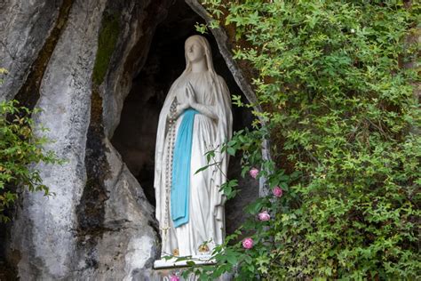 Apparizione dell'Immacolata Concezione a Santa Bernadette a Lourdes