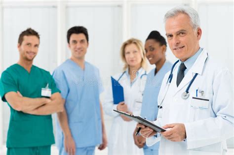 Ospedale con molti medici all'ingresso