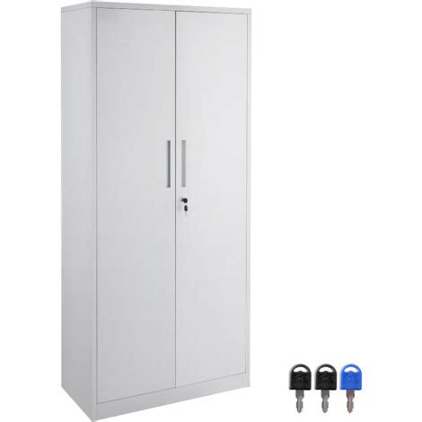 Detergenti in un armadietto chiuso a chiave