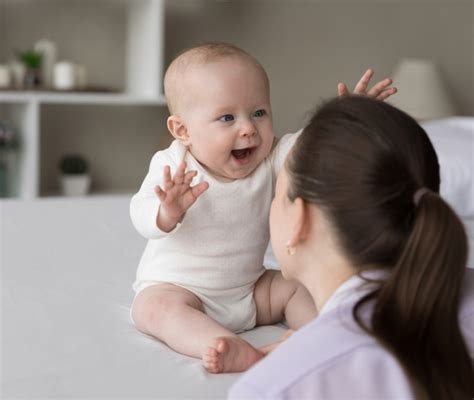 Mamme e neonati a un incontro post-parto