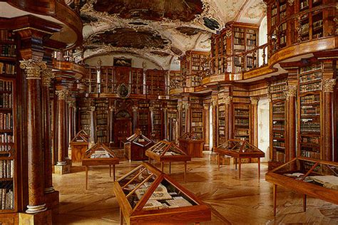 illustrazione di una biblioteca storica con tomi antichi