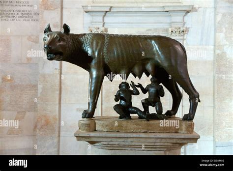 La Lupa Capitolina che allatta Romolo e Remo