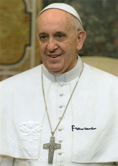 Ritratto di Papa Francesco che sorride con tenerezza