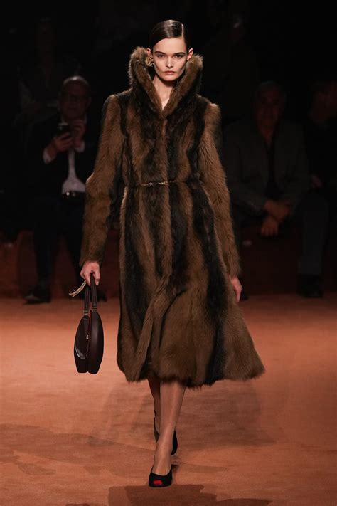 Sfilata Fendi sulla passerella trasparente
