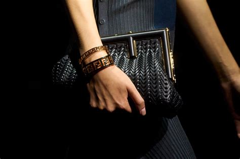 Gioielli Fendi Filo</tag_img></p><p>Le tute da donna Fendi, come i romper per l'estate con pantaloncini al posto dei pantaloni, a maniche corte o con bretelle, sono ideali per creare un look originale e attraente nel segmento fashion. Per ogni giorno, il romper di jeans è essenziale e alla moda. Come alternativa, sono disponibili tute sportive con stampe floreali, arricciature e zip, offrendo una vasta gamma di scelte per ogni occasione e preferenza stilistica.</p><p><tagimg>Romper Fendi in denim