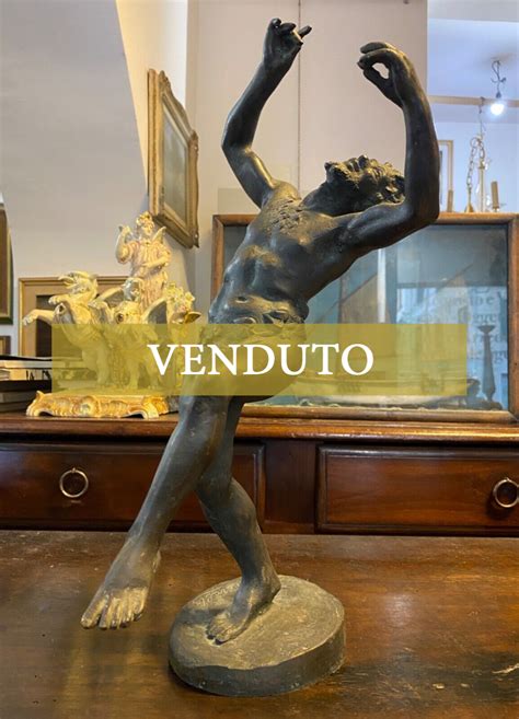 Installazione di sculture in bronzo di Patricia Fraser che giocano con ombre e prospettive