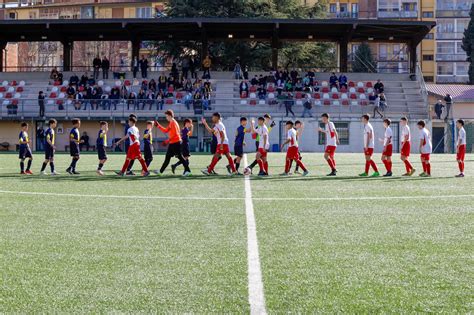 Genitori che supportano i figli durante una partita di calcio giovanile