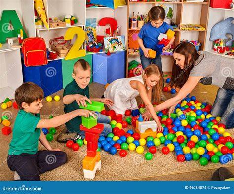 bambini che giocano in una scuola dell'infanzia