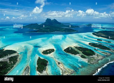 veduta panoramica di un atollo della Polinesia Francese con laguna cristallina