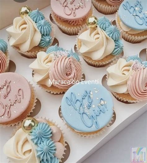 Tavola allestita con dolci decorati a tema Baby Shower