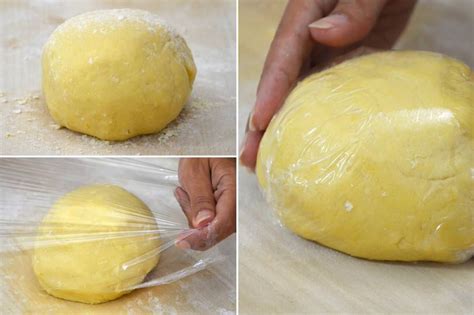Panetto di pasta frolla in riposo avvolto nella pellicola