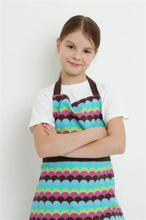 Bambino che indossa un grembiule colorato in cucina