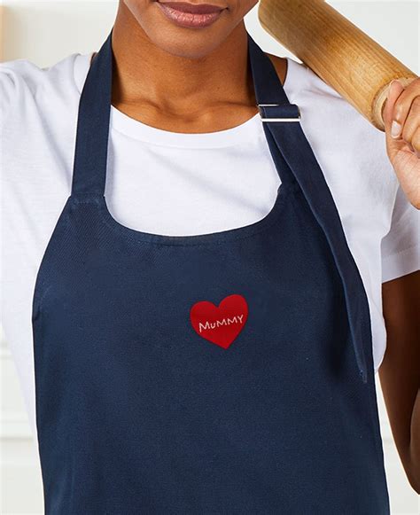 Dettaglio di un grembiule da bambino con tasca a forma di cuore