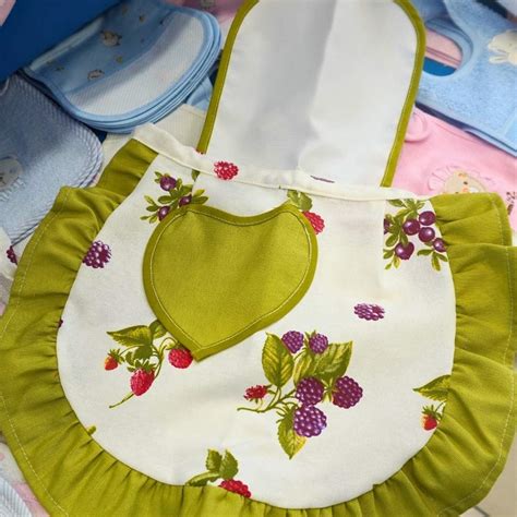 Collezione di grembiuli per bambini con diverse fantasie