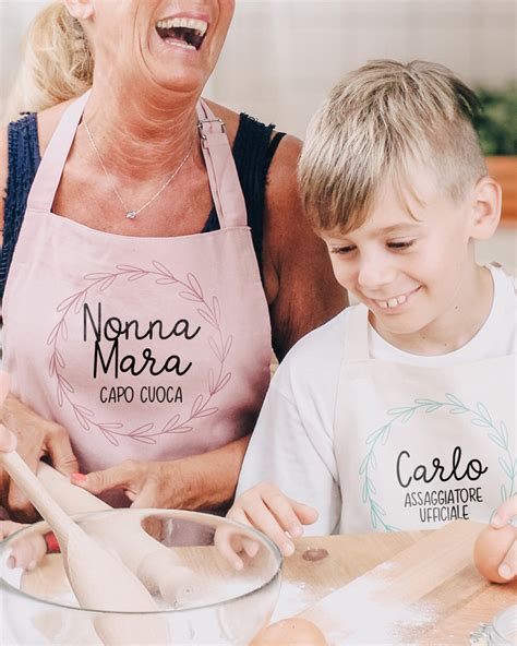 Esempi di grembiuli personalizzati con nomi e foto di bambini