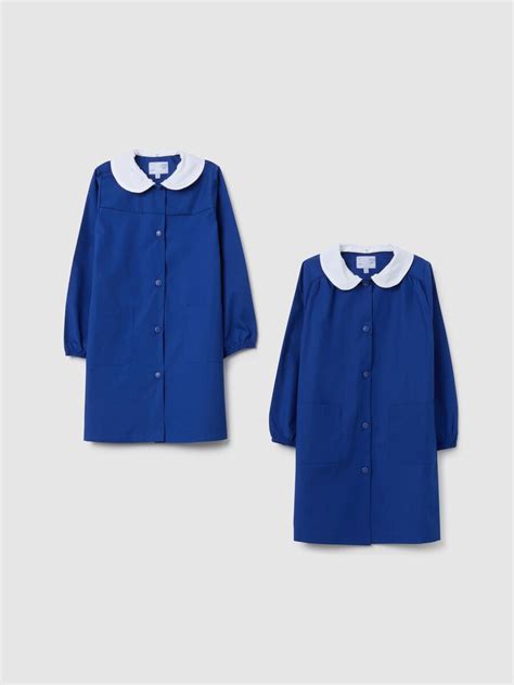 Bambini con grembiuli scolastici di diversi colori