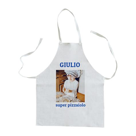 Bambino sorridente con un grembiule personalizzato