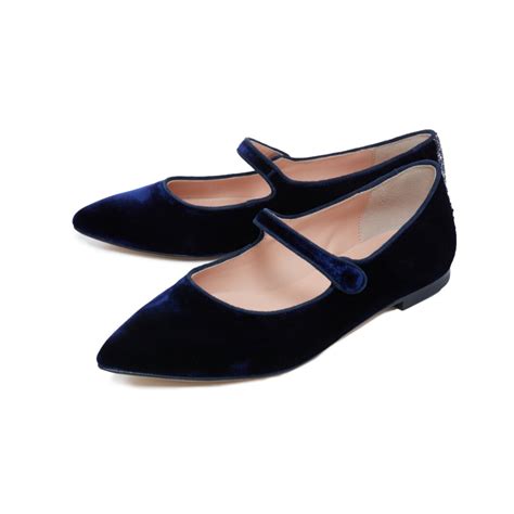 dettaglio di ballerine in velluto blu e rosso con piccolo tacco quadrato