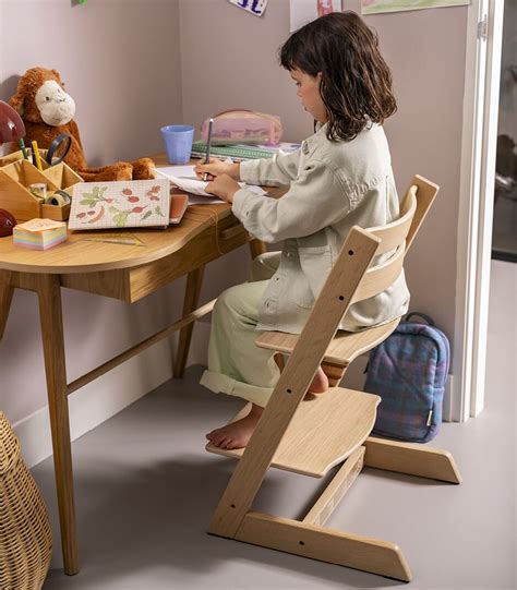 Primo piano del seggiolone Stokke Tripp Trapp in legno naturale