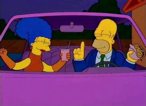 Homer Simpson e Marge Simpson in auto