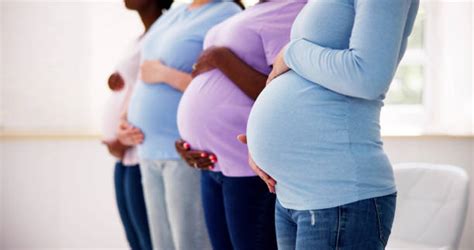 Donne incinte con diverse forme di pancia
