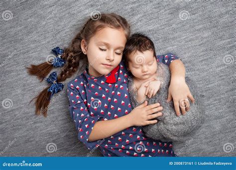 bambina che abbraccia il fratellino neonato