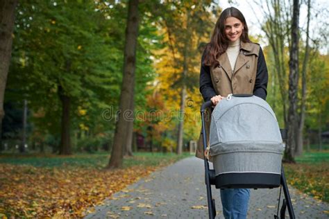 bambino che guarda con sospetto un passeggino con un neonato