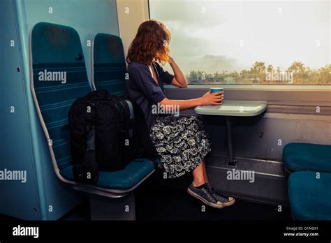 Donna anziana che guarda fuori dal finestrino di un treno