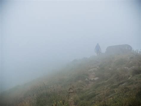Un sentiero tortuoso che si perde nella nebbia